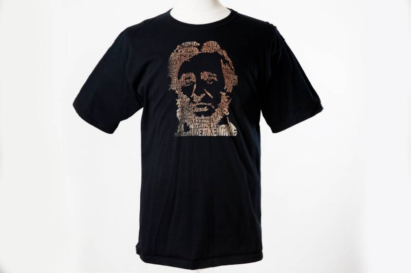 Henry David Thoreau T-Shirt | Handgedrucktes Siebdruck-Grafik-T-Shirt-Zitat Henry David Thoreau T-Shirt | Handgedrucktes Siebdruck-Grafik-T-Shirt-Zitat von civildisobedience