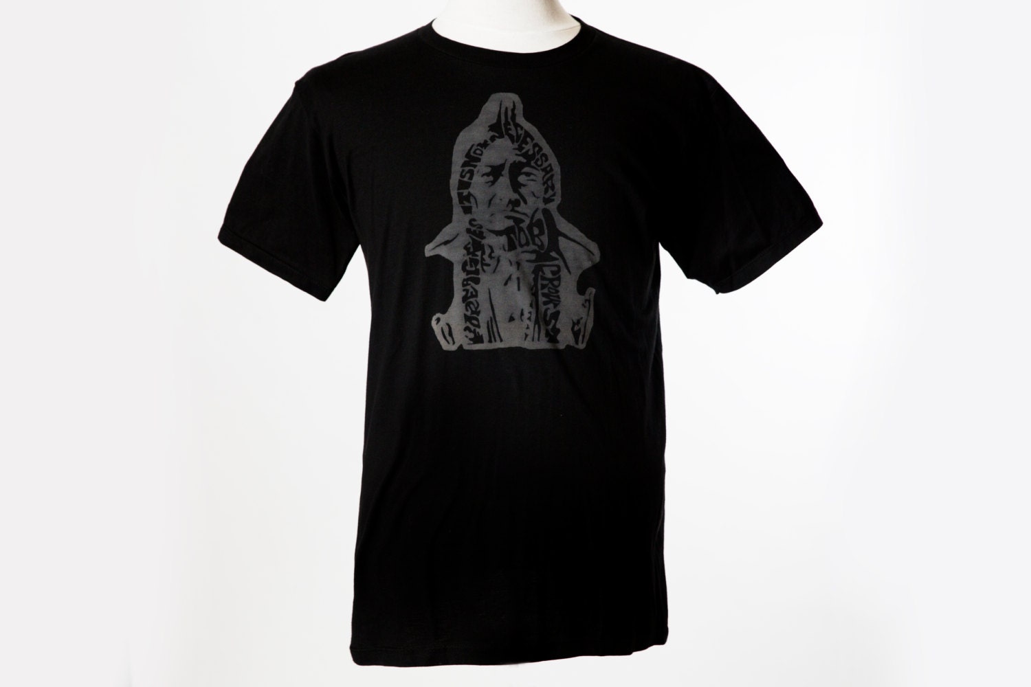 Sitzender Stier T-Shirt | Handgedrucktes Siebdruck-Grafik-T-Shirt-Zitat von civildisobedience