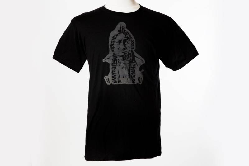Sitzender Stier T-Shirt | Handgedrucktes Siebdruck-Grafik-T-Shirt-Zitat Sitzender Stier T-Shirt | Handgedrucktes Siebdruck-Grafik-T-Shirt-Zitat von civildisobedience
