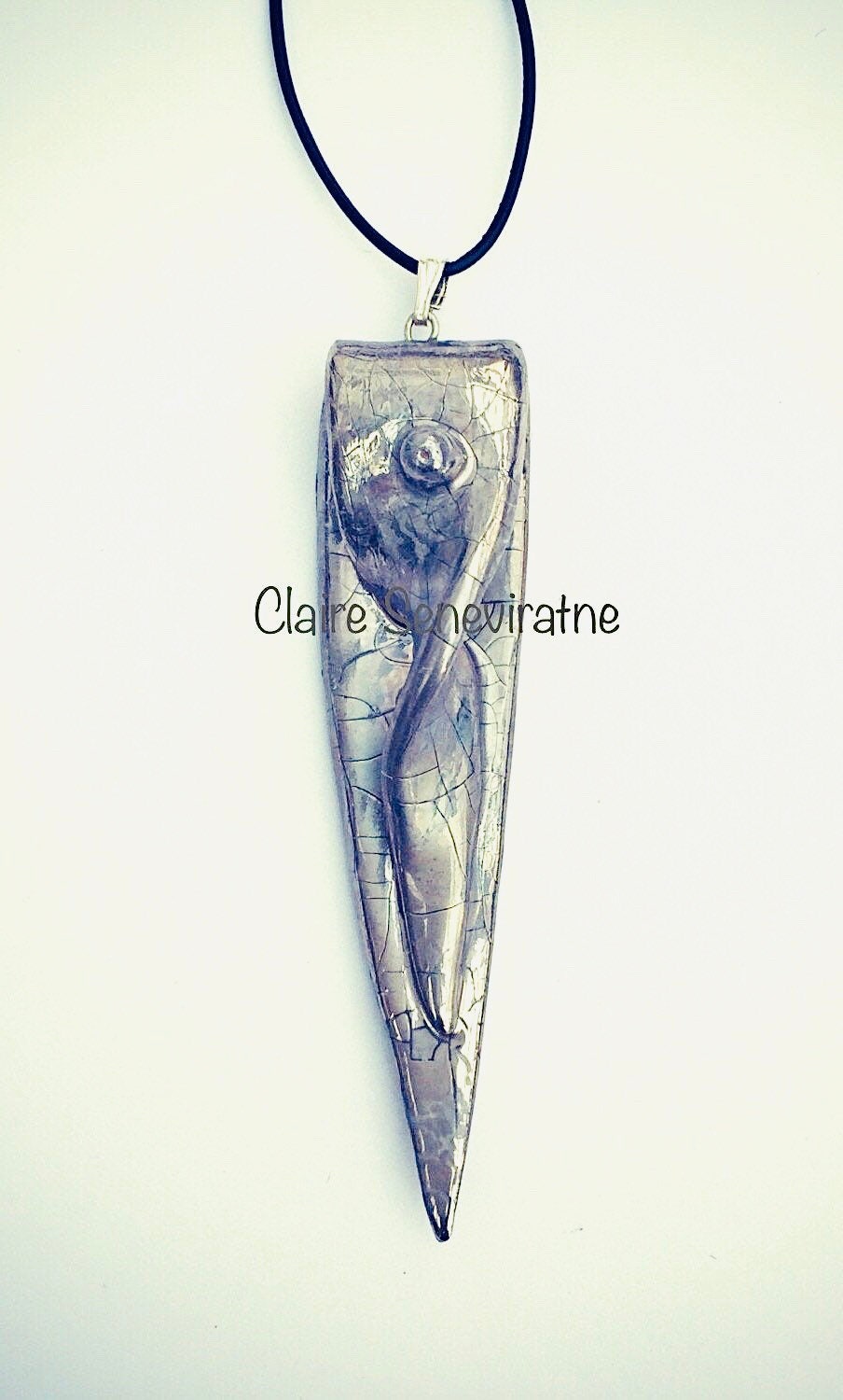 Gedrehter Silberanhänger, Skulpturale Silberkette, Handgemacht Mit Liebe Für Jemanden, Den Sie Lieben Gedrehter Silberanhänger, Skulpturale Silberkette, Handgemacht Mit Liebe Für Jemanden, Den Sie Lieben von claireceramics