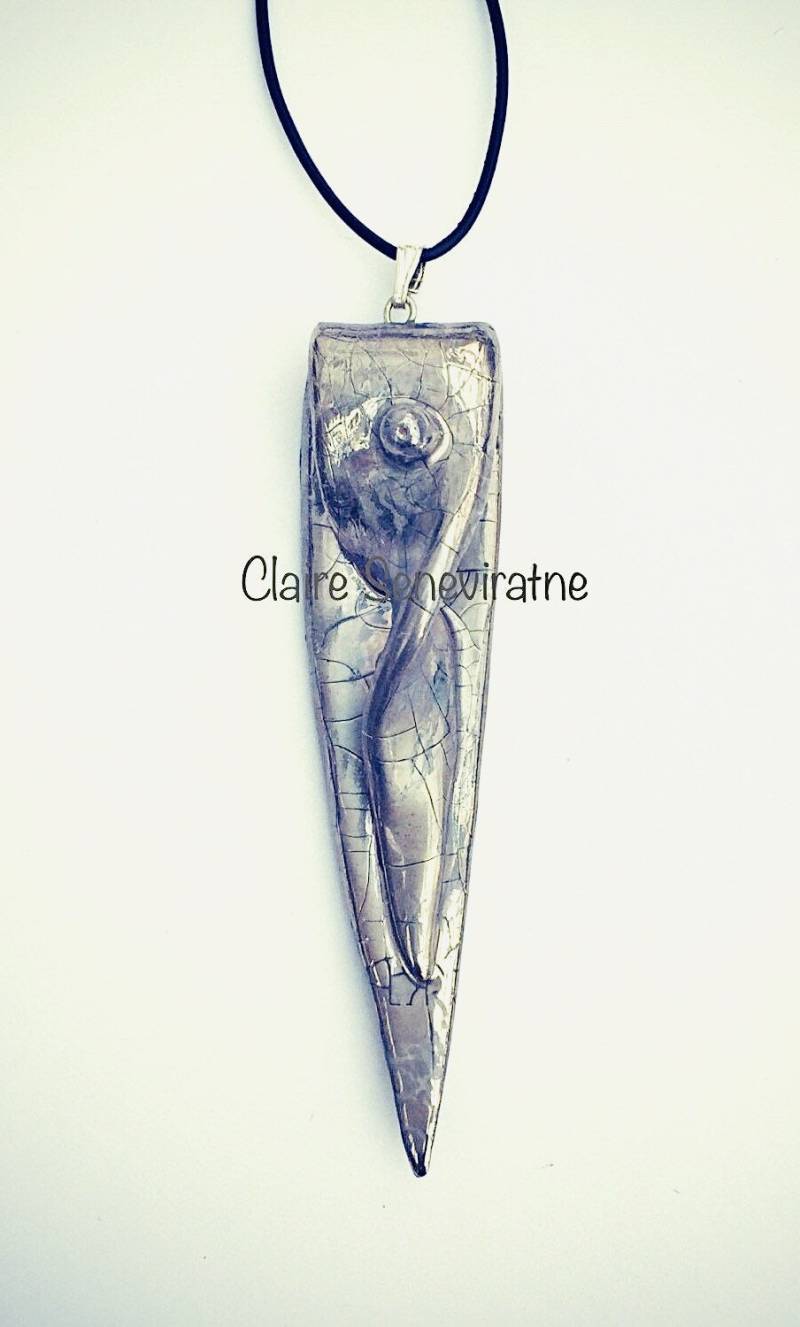 Gedrehter Silberanhänger, Skulpturale Silberkette, Handgemacht Mit Liebe Für Jemanden, Den Sie Lieben Gedrehter Silberanhänger, Skulpturale Silberkette, Handgemacht Mit Liebe Für Jemanden, Den Sie Lieben von claireceramics