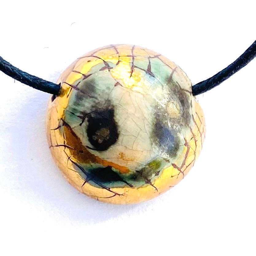 Runder Anhänger Im Raku-stil Mit Gold-, Schwarz - Und Grüntönen. Perfektes Geschenk Für Männer Frauen Runder Anhänger Im Raku-stil Mit Gold-, Schwarz - Und Grüntönen. Perfektes Geschenk Für Männer Frauen von claireceramics