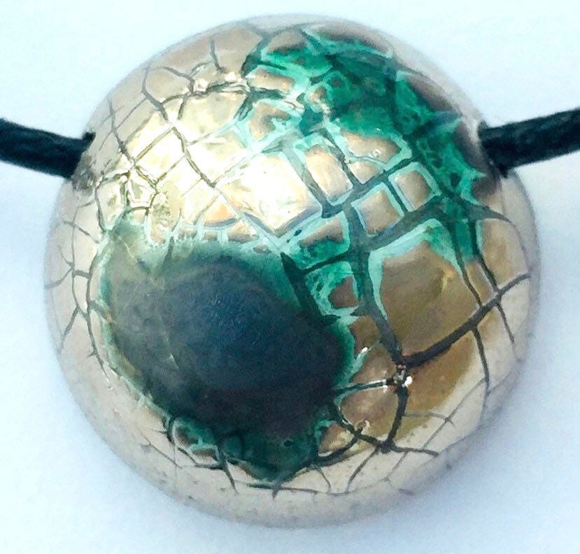 Runder Anhänger in Silber, Schwarz Und Gold Für Männer Runder Anhänger in Silber, Schwarz Und Gold Für Männer von claireceramics