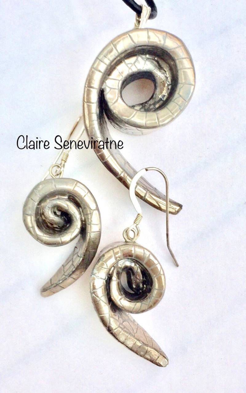 Silber Spiral Schmuck Anhänger Und Ohrringe Set. Schönes Geschenk Für Einen Besonderen Freund Silber Spiral Schmuck Anhänger Und Ohrringe Set. Schönes Geschenk Für Einen Besonderen Freund von claireceramics