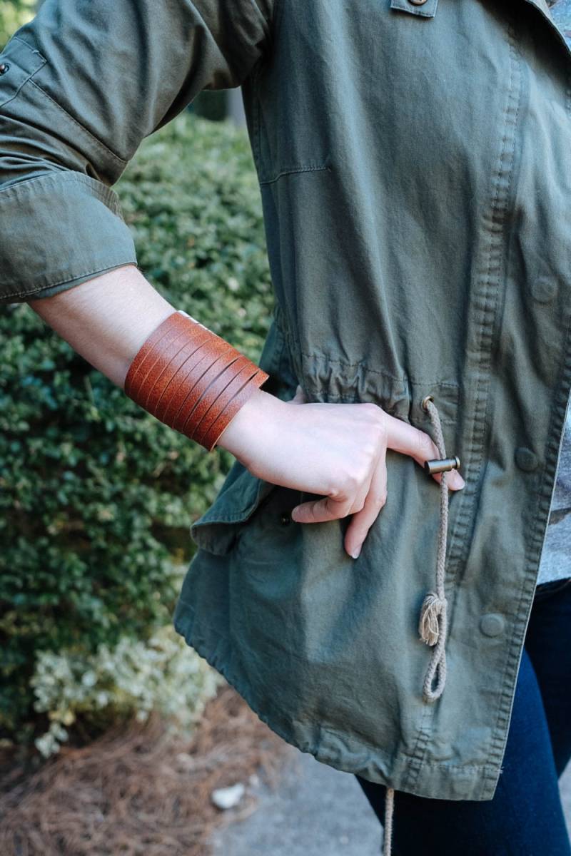 Leder Fransen Armreif - Manschette Armband Von Clairemagnolia Leder Fransen Armreif - Manschette Armband Von Clairemagnolia von clairemagnolia