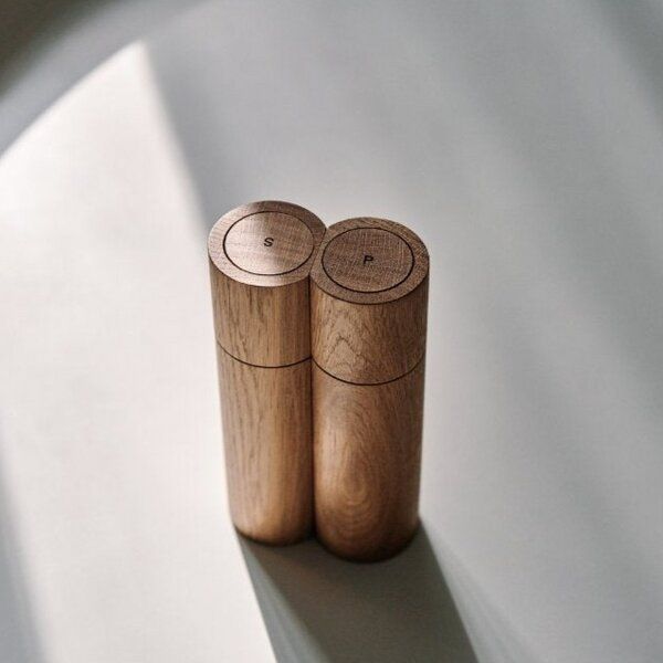 clap design x Naturewaves Salz- und Pfeffermühle aus Eichenholz mit Magnet | 2er Set clap design x Naturewaves Salz- und Pfeffermühle aus Eichenholz mit Magnet | 2er Set von clap design x Naturewaves