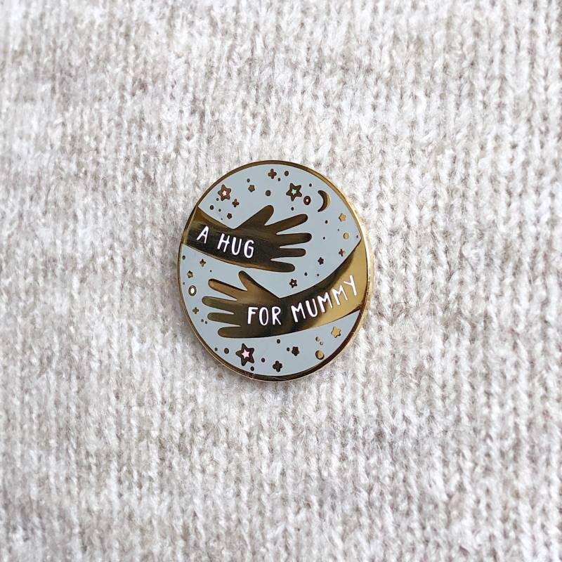 A Hug For Mummy Emaille Pin Badge Zum Muttertag von claraandmacy