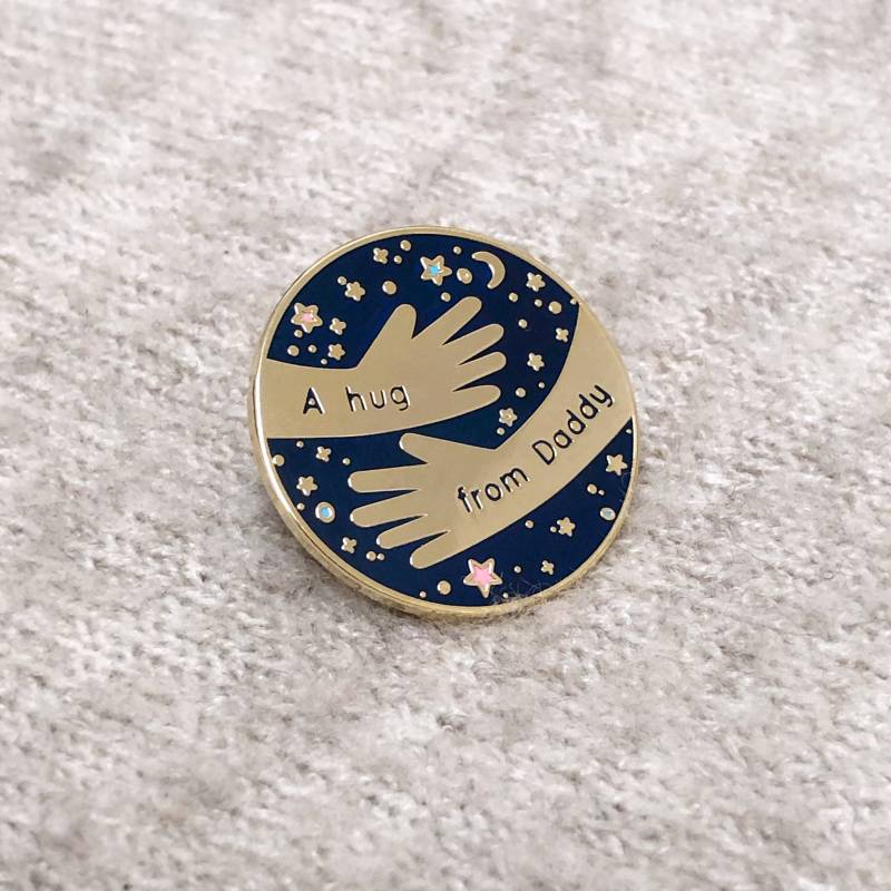 A Hug From Daddy Emaille Pin Badge Für Kinder von claraandmacy
