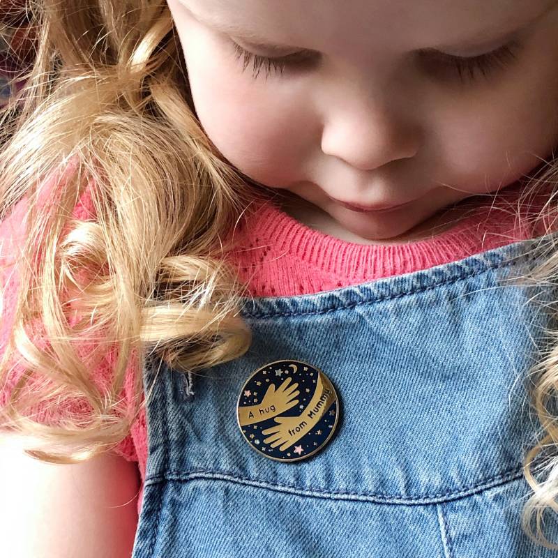 Eine Umarmung Von Der Mama Emaille Pin Anstecker Für Kinder von claraandmacy