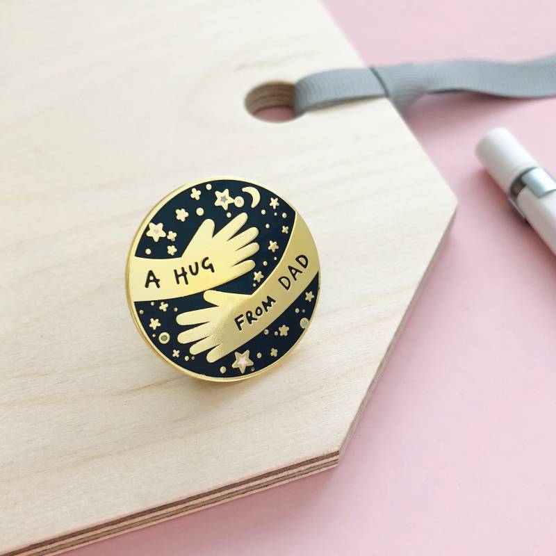 Supportive "A Hug From Dad' Emaille Pin Badge von claraandmacy