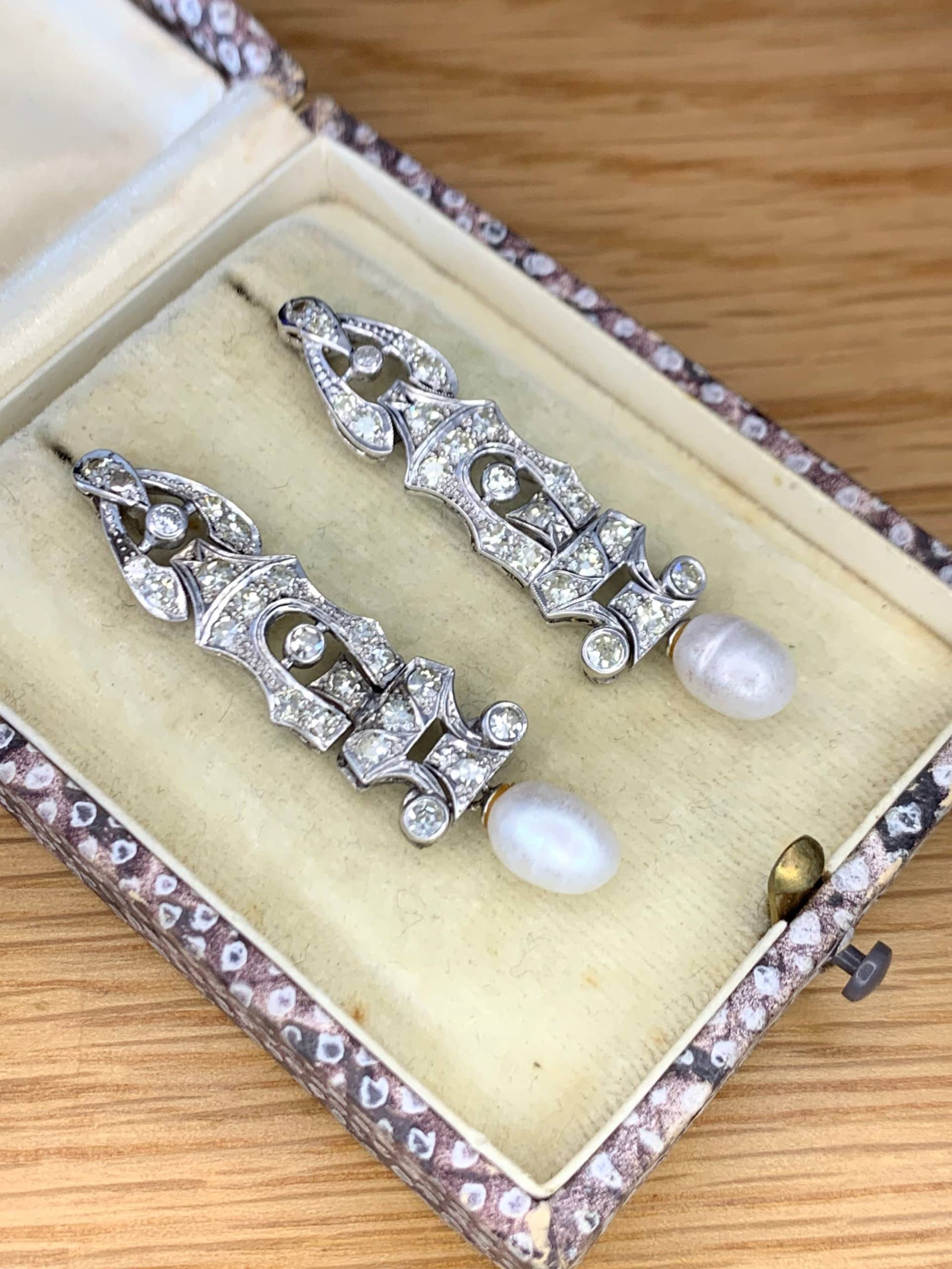 Art Deco 4 Karat Diamant & Perle Weißgold Tropfen Ohrringe Circa 1920's von clasicaljewelsco