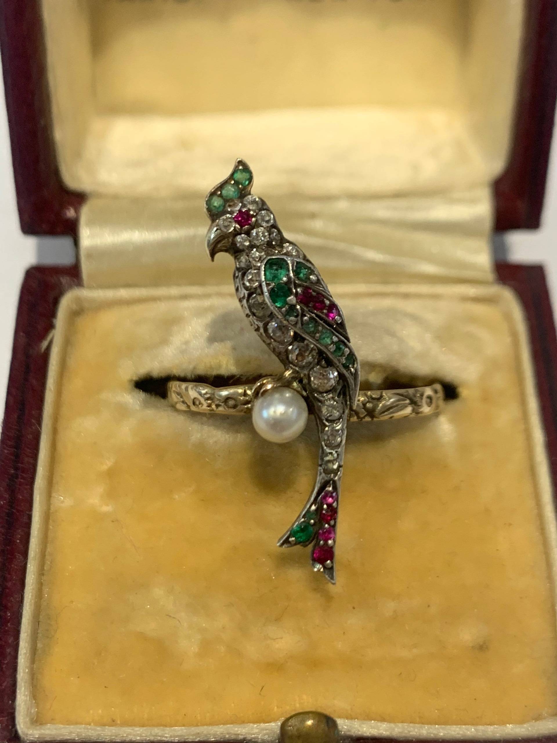 Ein Atemberaubender Altschliff Diamant, Smaragd, Rubin & Perle Papagei Ring Circa 1800 von clasicaljewelsco