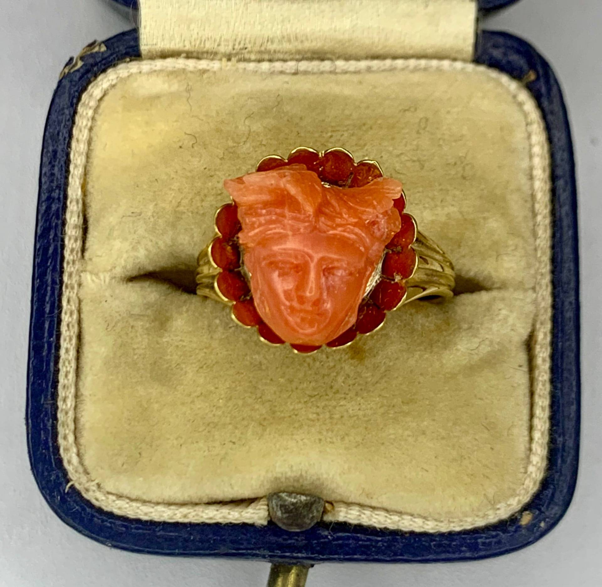 Ein Atemberaubender Handgeschnitzter Coral Cherub Face Büste Ring Circa 1800 von clasicaljewelsco