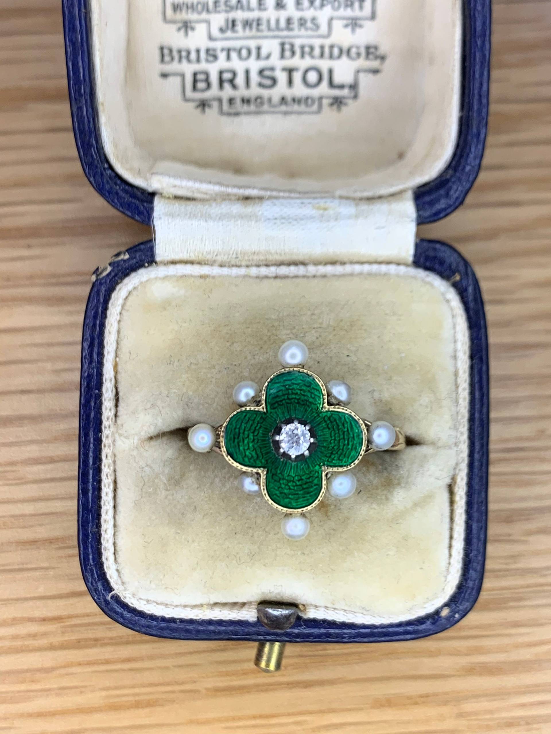 Ein Wunderschöner Grüner Emaille-, Perlen - Und Diamantring Circa 1800 von clasicaljewelsco