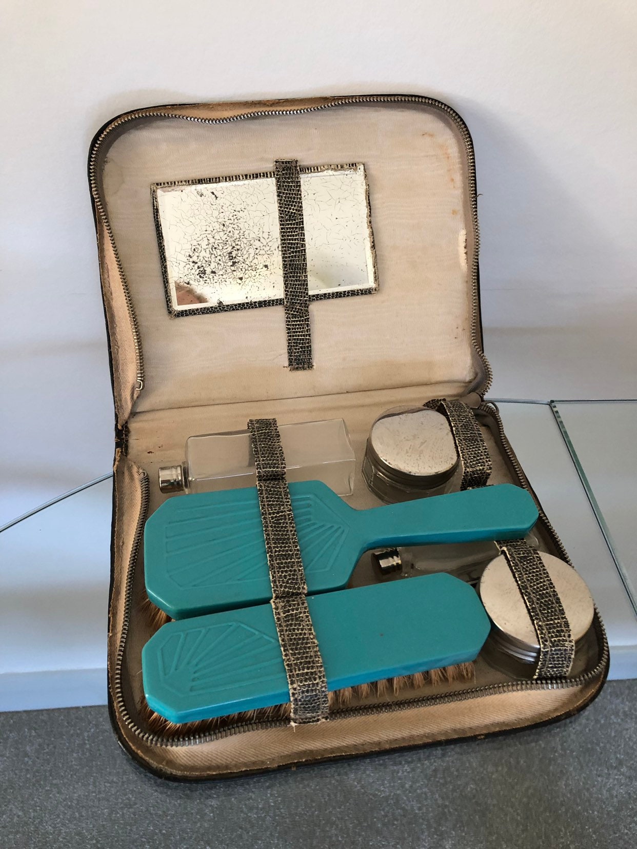 1930Er Art Deco Waschtisch Set Vintage Blue, Spiegel, Bürste Und Parfüm Flakon 1930Er Art Deco Waschtisch Set Vintage Blue, Spiegel, Bürste Und Parfüm Flakon von classicbrocante