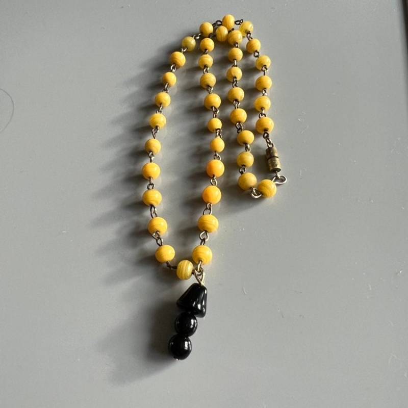 Vintage 1920S Pekinger Glas Perlen Halskette Mit Schwarzer Tropfenperle von classicbrocante