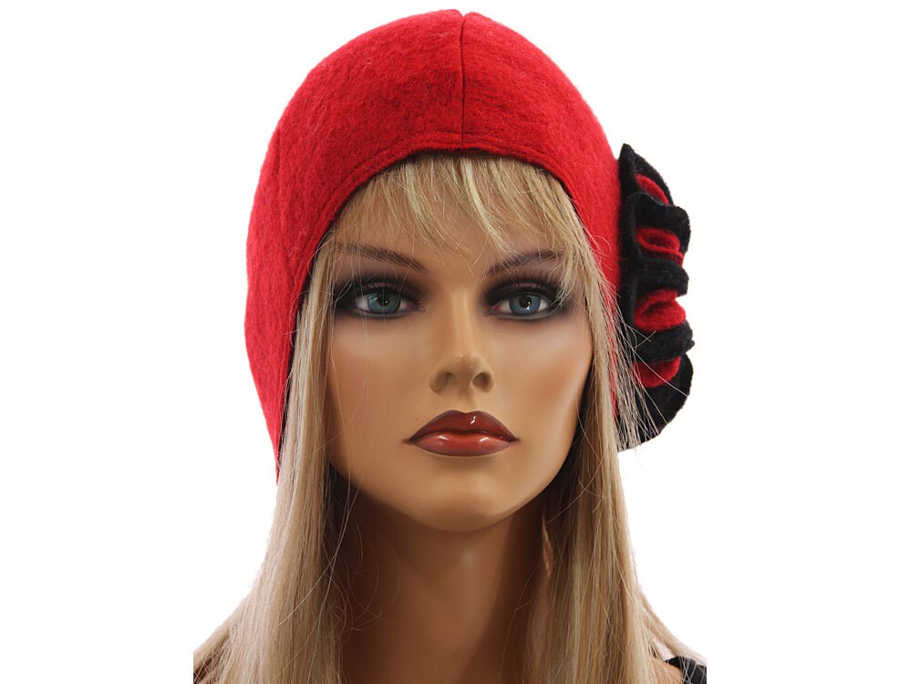 Red Black Womens Wool Hat, Fall Winter Red Hat With Flower, Soft Boiled Size M - Stretched Up To Xl/Xxl von classydress