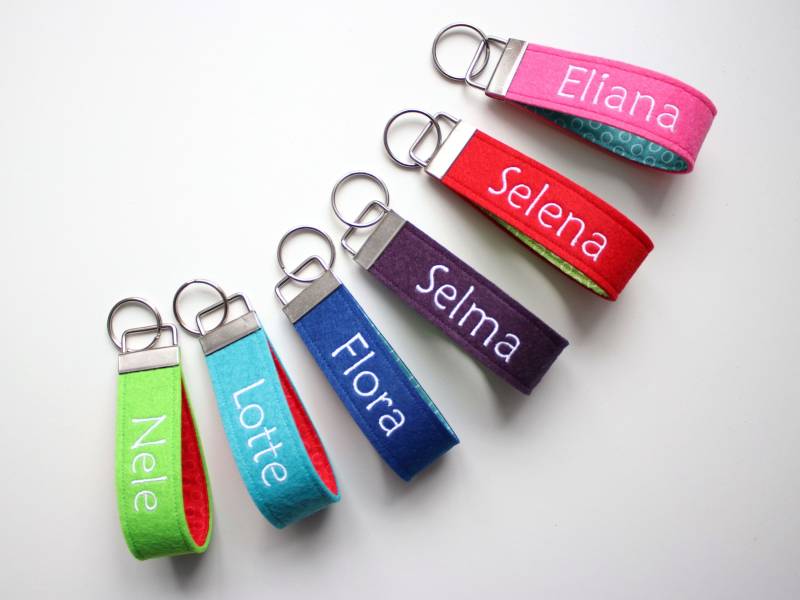 Schlüsselband Name Wunschname Schlüsselanhänger Bestickt Filz Bunt von clauchichi