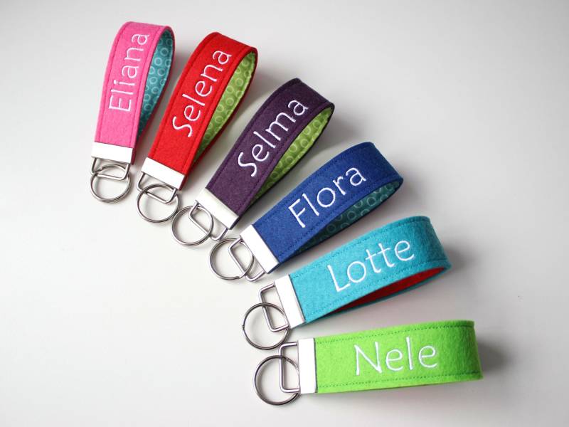 Schlüsselband Name Wunschname Schlüsselanhänger Bestickt Filz Bunt von clauchichi