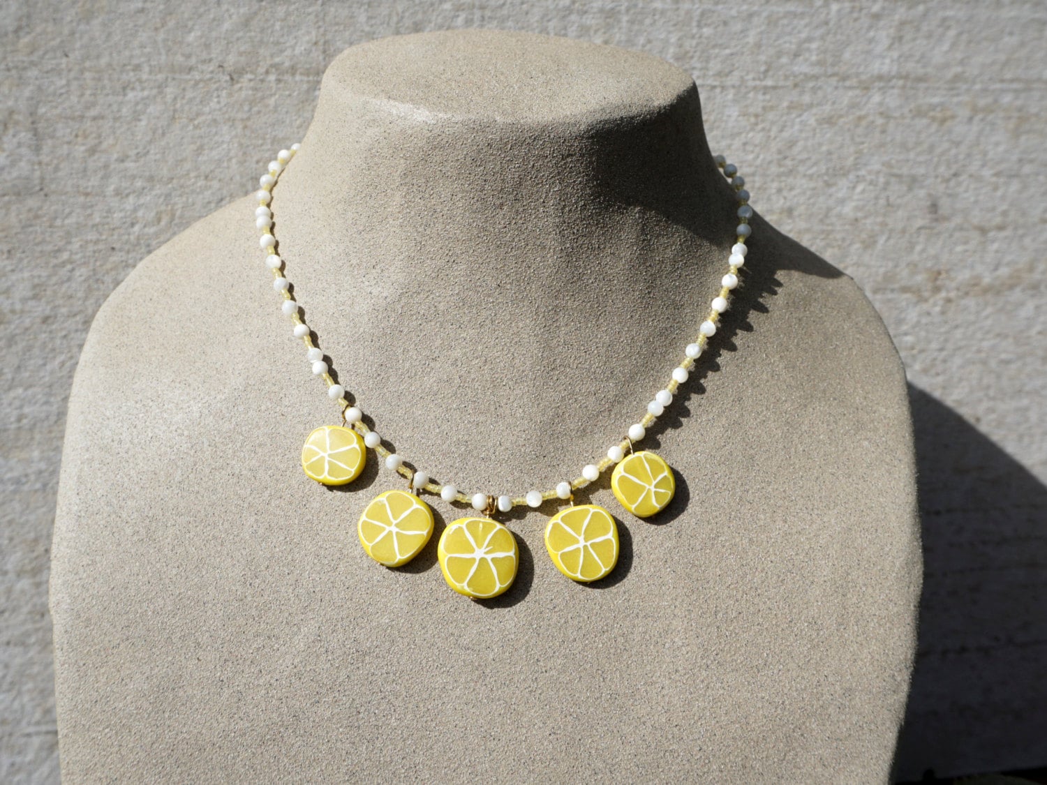 Lemon-Rad-Halskette Lemon-Rad-Halskette von claythingsofdewire