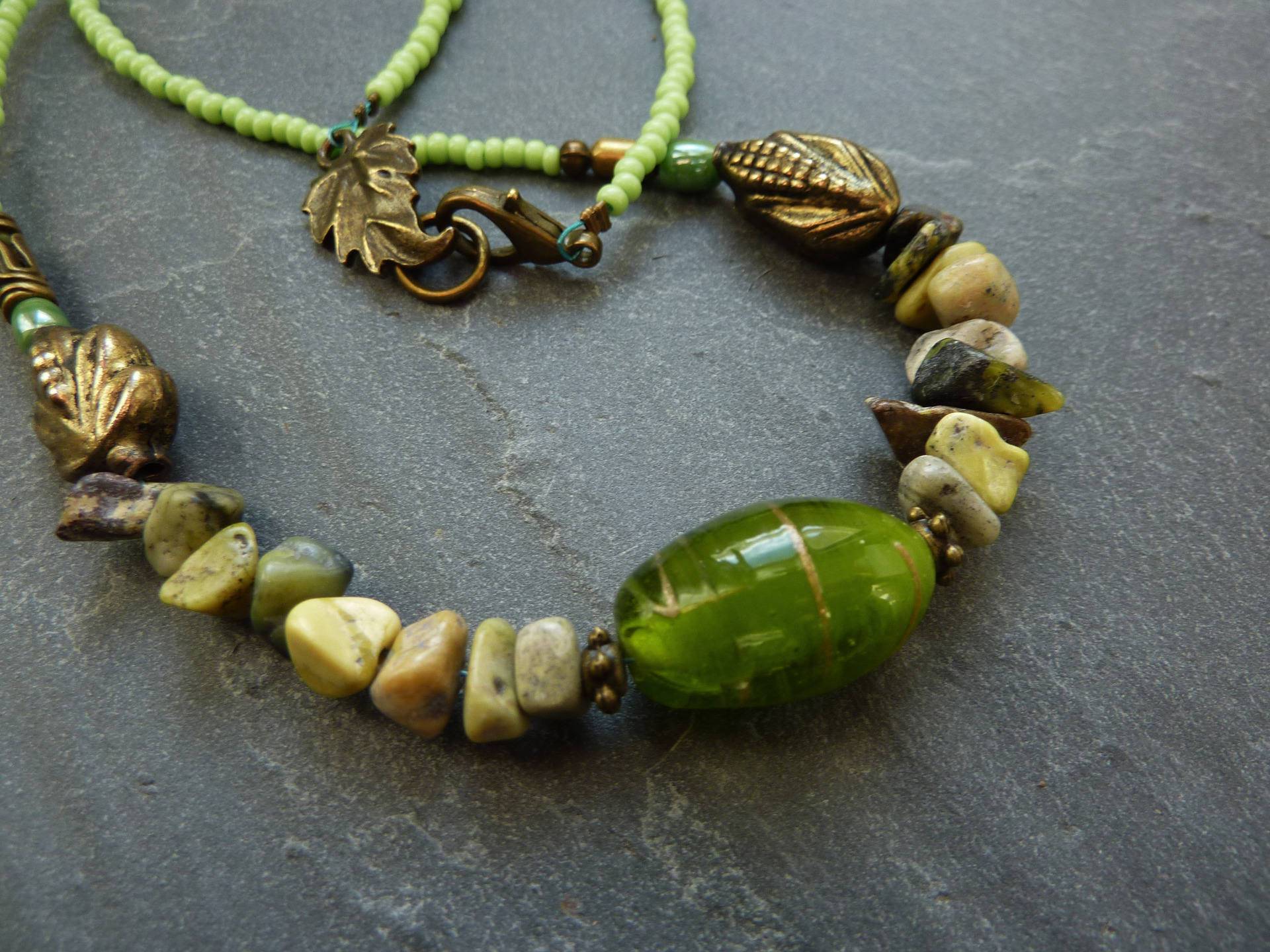 Mittellange Ethno-Kette Mit Glasperlen Und Edelsteinen Mittellange Ethno-Kette Mit Glasperlen Und Edelsteinen von clerico2