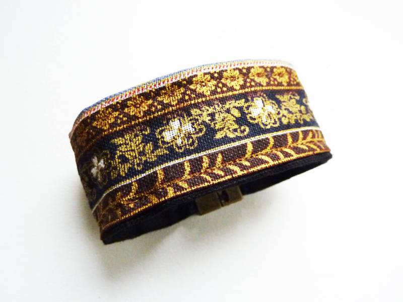 stoff-Armreif Mit Goldenen Mustern Und Magnetverschluss stoff-Armreif Mit Goldenen Mustern Und Magnetverschluss von clerico2