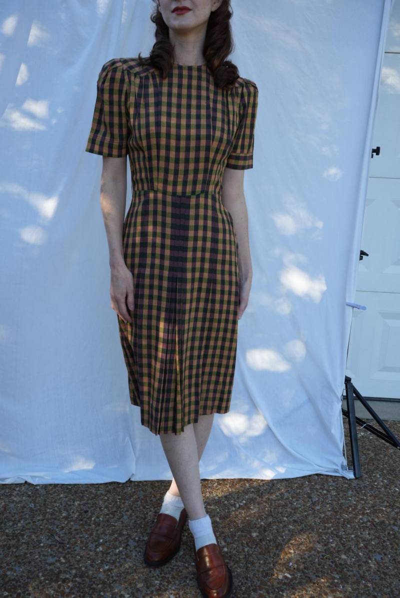 1940Er Jahre Kleid/Fetching Forties Kriegszeit Kariertes Mit Zwickender Taille Und Plissiertem A-Linien-Rock von closetcaseVNTG
