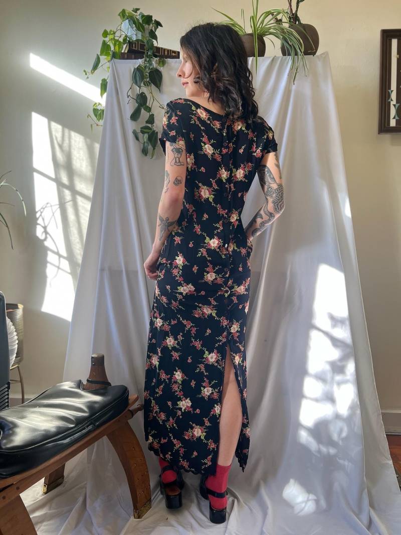 90Er Jahre Viskose Midi Kleid/Blumen Sommerkleid Little Easy Dress Mit Knopfleiste von closetcaseVNTG