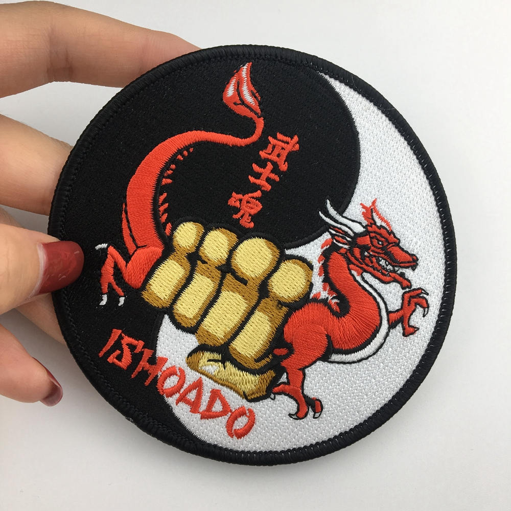 50 Stück Benutzerdefiniertes Gesticktes Abzeichen , Aufbügler Logo, | L + W/2 = 3, 5 Zoll von clothinglabelz