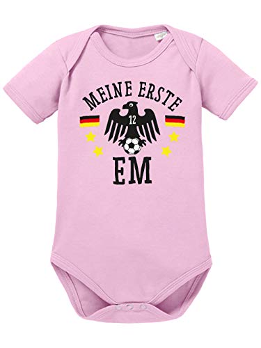 clothinx Baby Body Bio Fußball Meine erste EM Hellrosa Größe 62 von clothinx