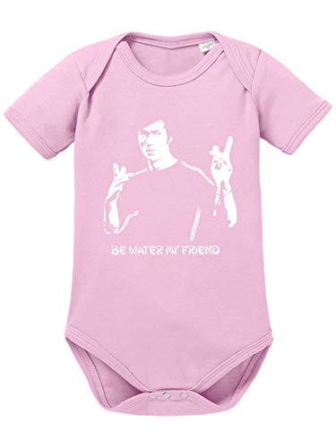 clothinx Bruce Lee - Be Water My Friend | Der Kult Kampfsport-Meister aus Hong Kong | Empty your mind, be formless, shapeless, like water. Baby-Body Bio Hellrosa Gr. 62 von clothinx