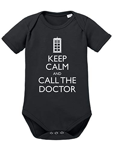 clothinx Keep Calm And Call The Doctor | Serien Zeitreise Text-Design Mit Notruf-Zelle | Perfekt Für Begleiter und Fans des Doktors Baby-Body Bio Schwarz Gr. 50-56 von clothinx