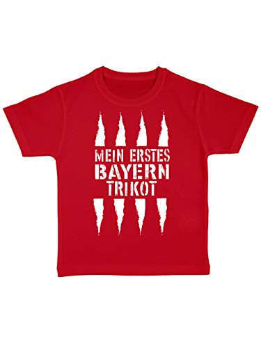 clothinx Mein erstes Bayern Trikot | Lustiges Stadt und Fußballmotiv | Das ist Nachwuchsförderung auf bayrisch | Fußball ist unser Leben 100% Bio Baumwolle Kinder T-Shirt Rot Gr. 104 von clothinx