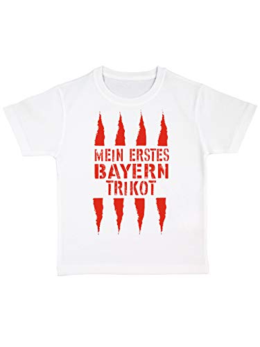 clothinx Mein erstes Bayern Trikot | Lustiges Stadt und Fußballmotiv | Das ist Nachwuchsförderung auf bayrisch | Fußball ist unser Leben 100% Bio Baumwolle Kinder T-Shirt Weiß Gr. 104 von clothinx