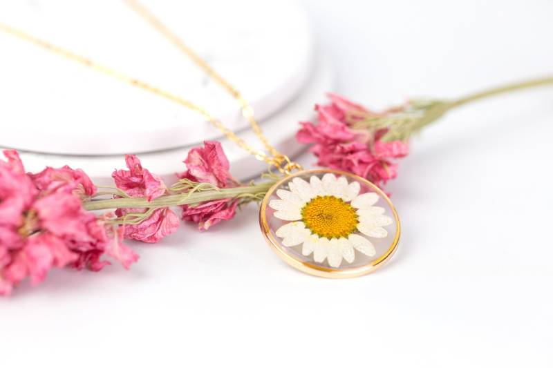 Echte Gänseblümchen Halskette. Federzubehör Vergoldet. Floraler Boho Hippie Schmuck. Blumenmädchen Geburtstagsgeschenk. Verstellbare Kette von cloudsofblossom