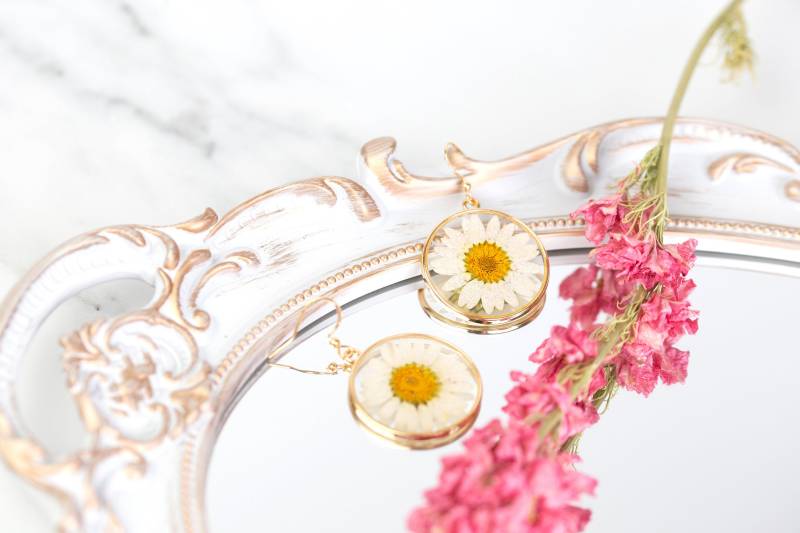 Echte Gänseblümchen Hypoallergene Ohrringe. Sterling Silber. Floraler Boho Hippie Schmuck. Blumenmädchen Hochzeit Braut Geburtstag Geschenk von cloudsofblossom