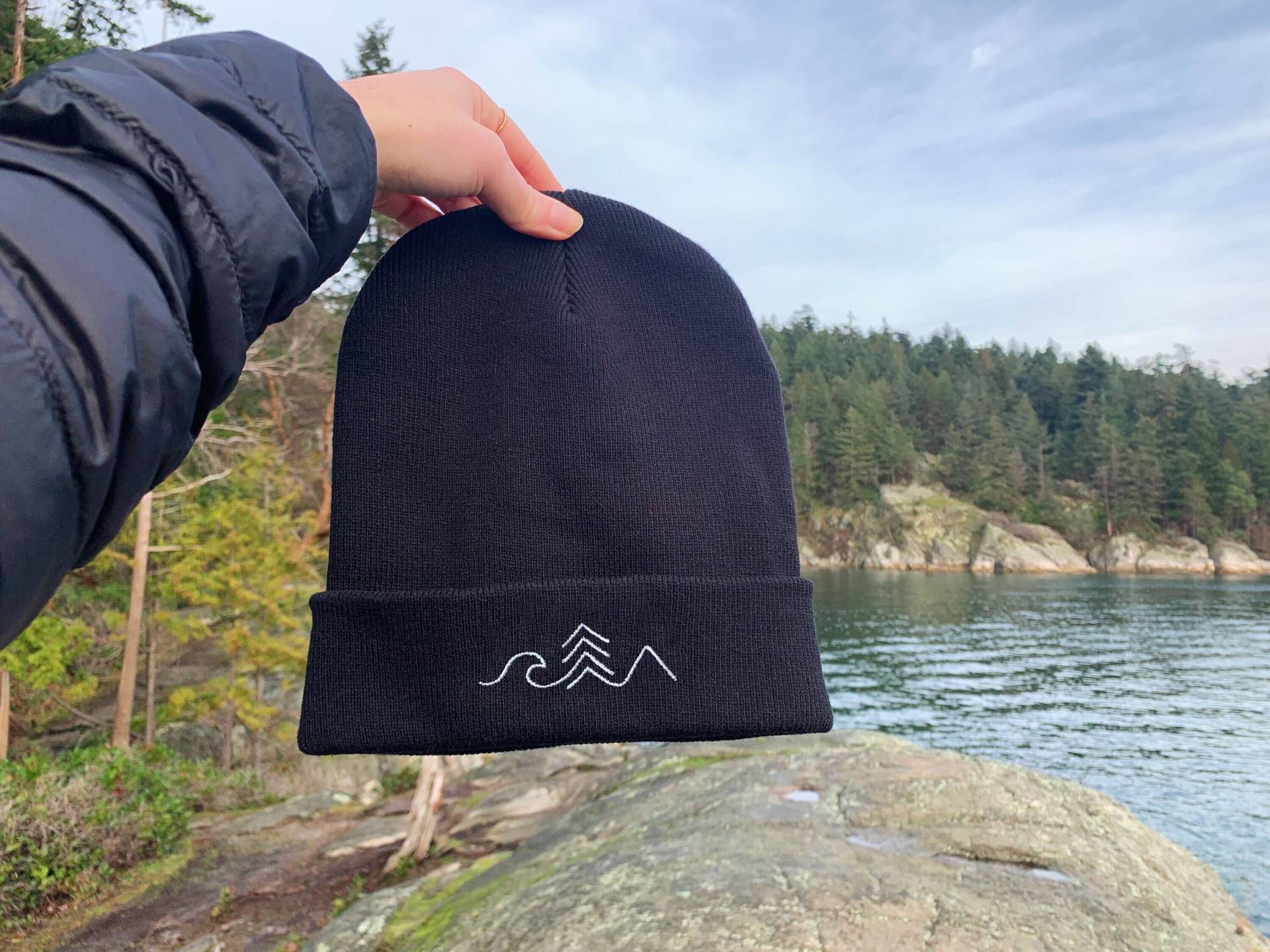 Holen Sie Sich Außerhalb Gestickte Mütze; Unisex Adventure Wintermütze; Welle, Baum & Berg Haube von coastandevergreen
