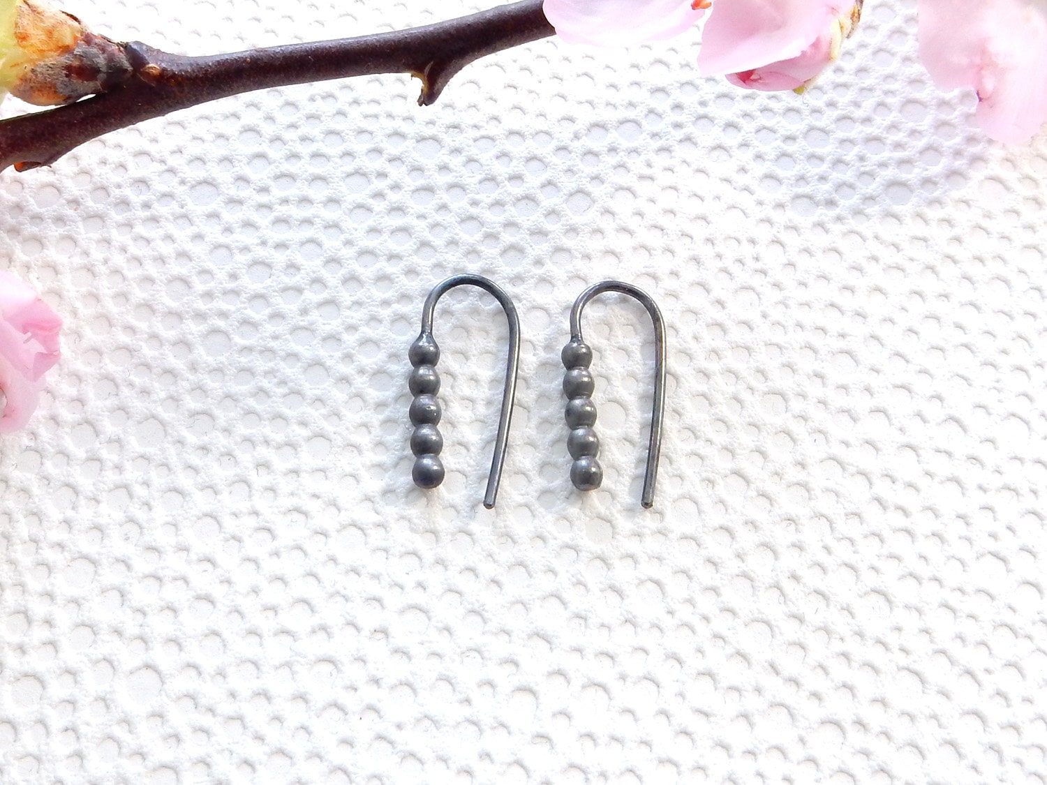 Schwarz Oxidierte Kurze Hängeohrringe Mit Kugeln | Ohrring Aus Sterlingsilber Schwarz Oxidierte Kurze Hängeohrringe Mit Kugeln | Ohrring Aus Sterlingsilber von cobaltcorundum