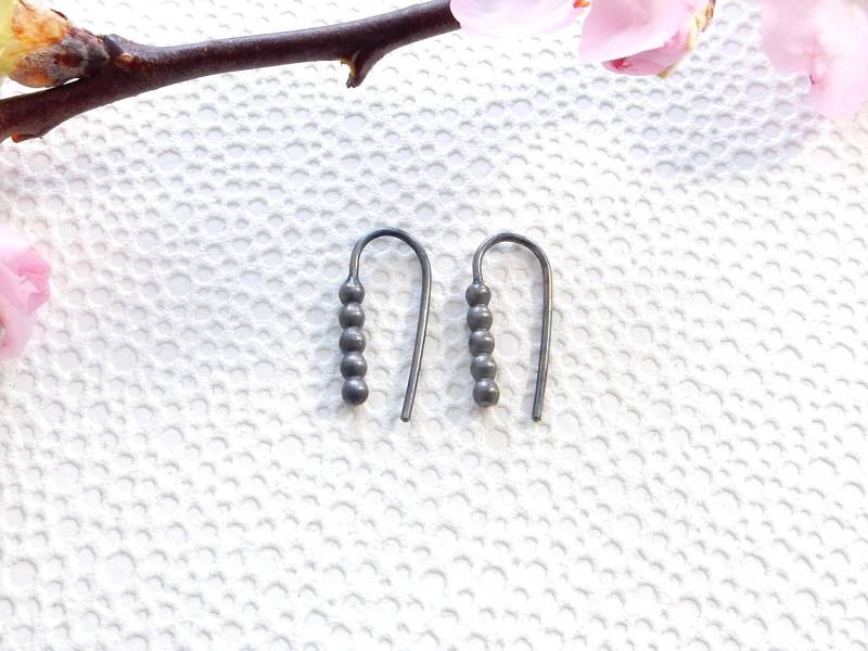 Schwarz Oxidierte Kurze Hängeohrringe Mit Kugeln | Ohrring Aus Sterlingsilber Schwarz Oxidierte Kurze Hängeohrringe Mit Kugeln | Ohrring Aus Sterlingsilber von cobaltcorundum