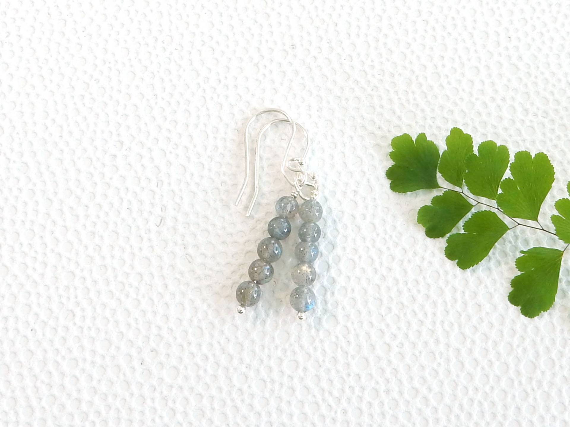 Silberne Hängeohrringe Mit Labradoritperlen Silberne Hängeohrringe Mit Labradoritperlen von cobaltcorundum