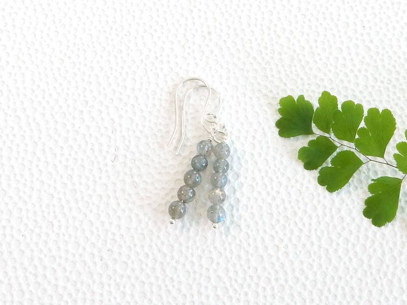 Silberne Hängeohrringe Mit Labradoritperlen Silberne Hängeohrringe Mit Labradoritperlen von cobaltcorundum