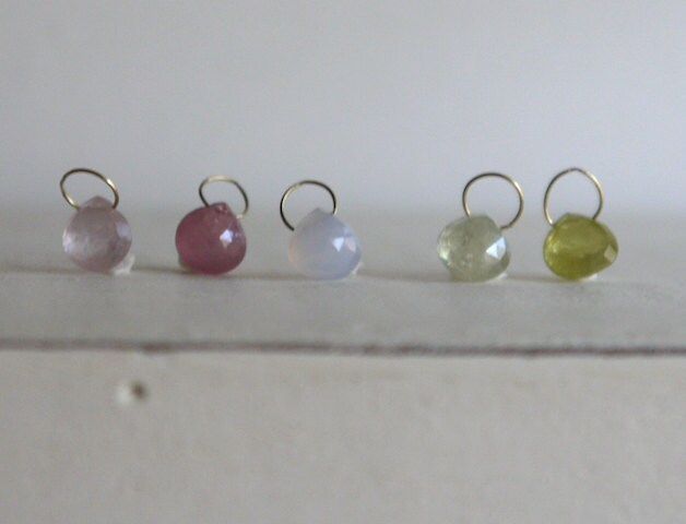 5 Wege Multi Saphir 18K Hoop Halskette in Gold 5 Wege Multi Saphir 18K Hoop Halskette in Gold von cocobijouxco