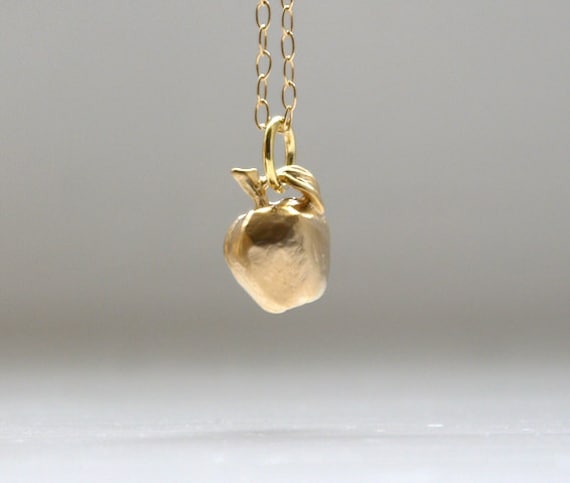 Apfel-Halskette in Mattem Gold von cocobijouxco