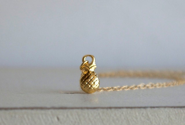 Kleine Ananas Halskette in Gold Kleine Ananas Halskette in Gold von cocobijouxco
