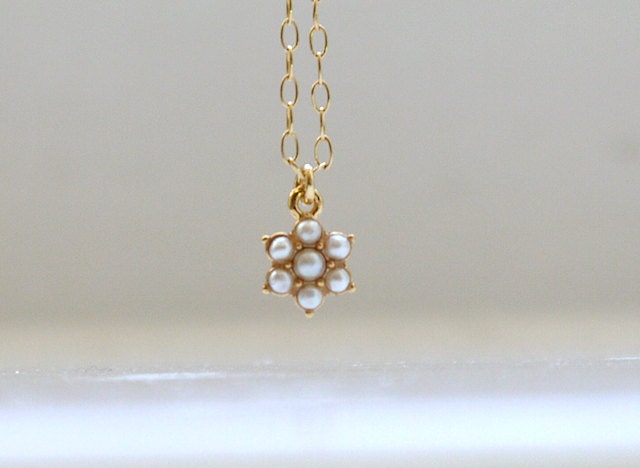 Perlenkette Mit Blumen in Gold Perlenkette Mit Blumen in Gold von cocobijouxco