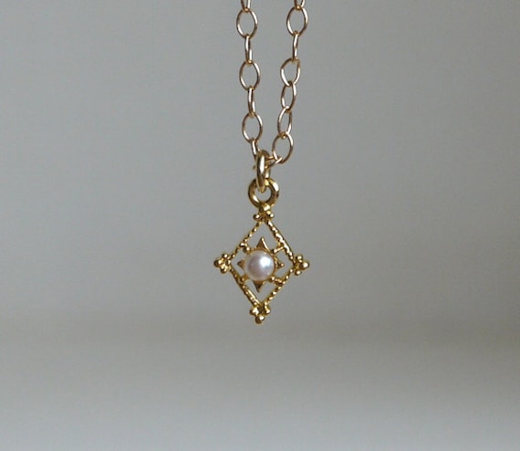 Rautenförmige Kette Mit Perle in Gold von cocobijouxco
