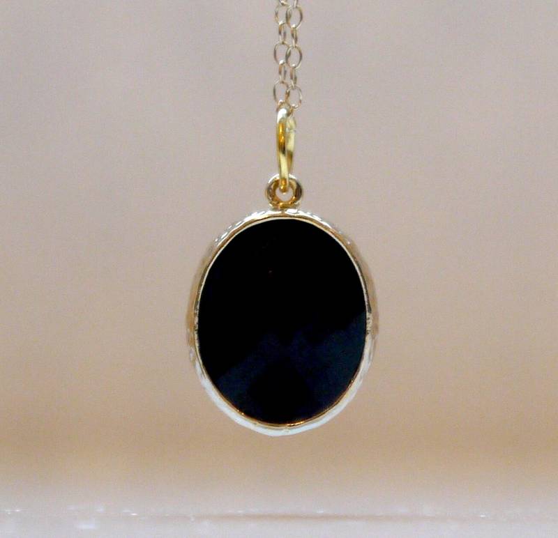 Schwarzer Glas Anhänger in Gold Gefasst von cocobijouxco