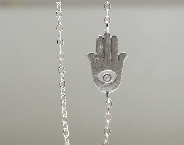 Seitlich Hamsa Collier in Silber Seitlich Hamsa Collier in Silber von cocobijouxco
