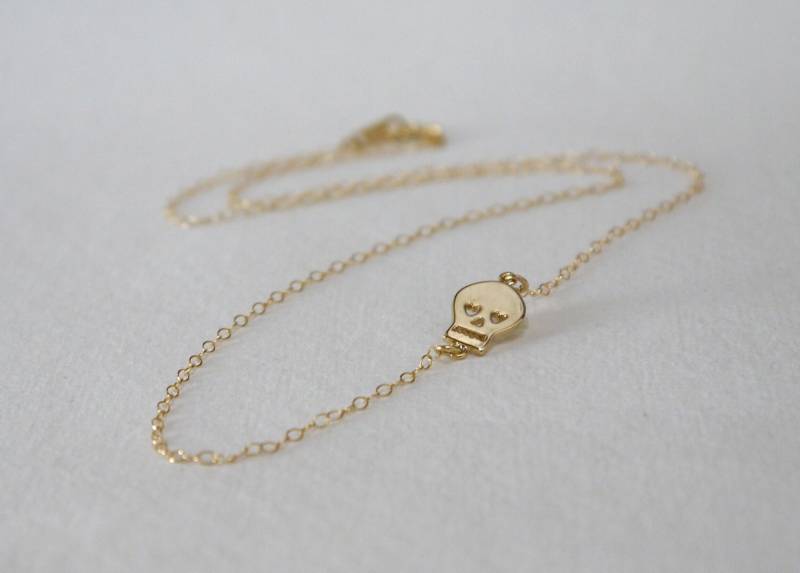 Winziger Totenkopf Mit Herz Augen Halskette in Gold von cocobijouxco