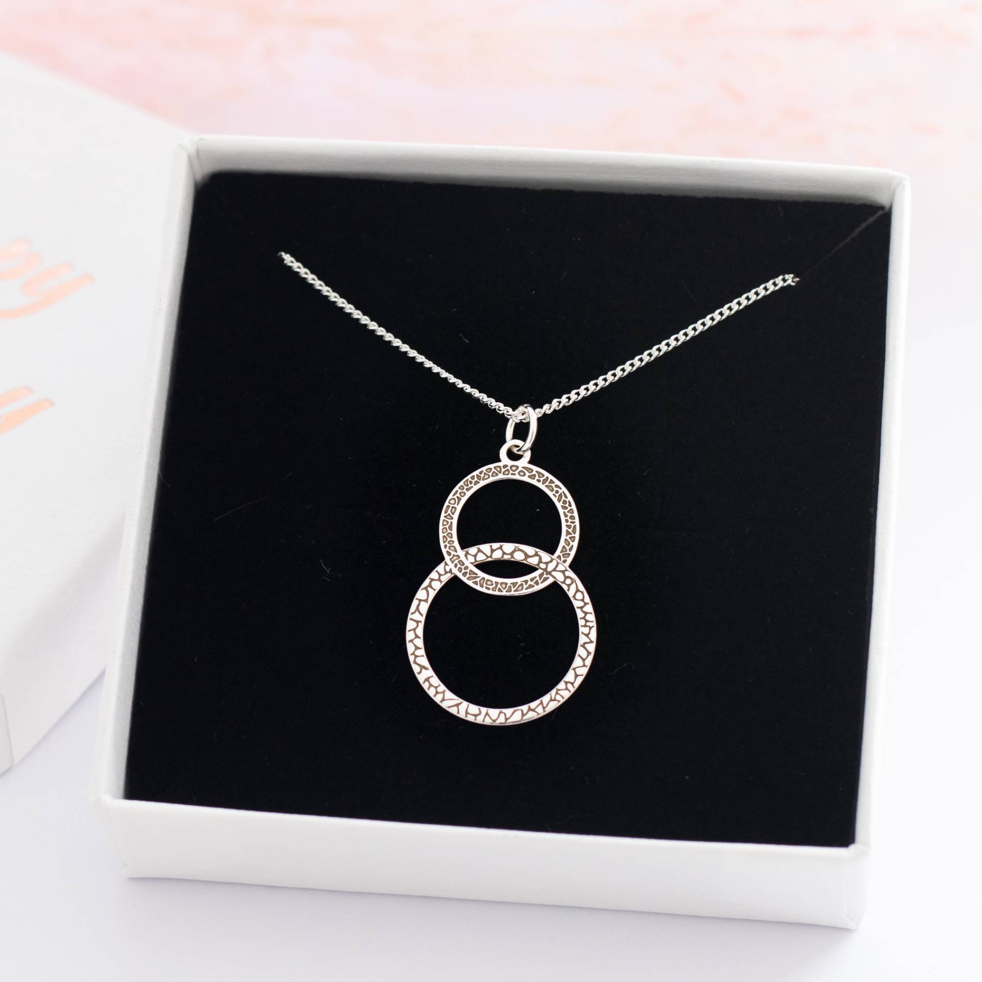 Handgefertigte Sterling Silber Doppel Kreis Anhänger Halskette, Elegante Ineinandergreifende Ringe Schmuck Geschenk Für Sie von cocollaArt